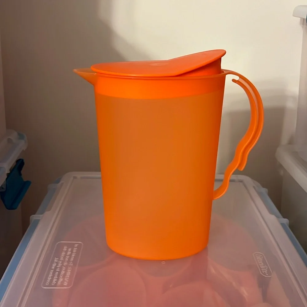 NEW TUPPERWARE® IMPRESSIONS 2-QT. PITCHER